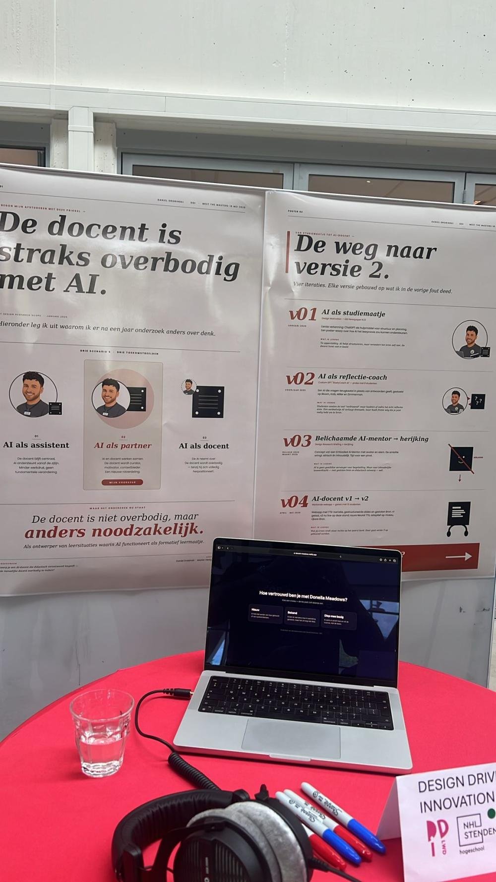 De opstelling op het Meet the Masters event: posters, laptop met AI-docent